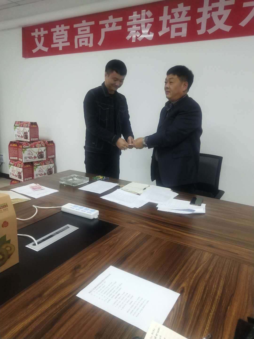 今世康9月份銷(xiāo)售亞軍崔國(guó)梁頒獎(jiǎng)現(xiàn)場(chǎng) 今世康9月份銷(xiāo)售亞軍崔國(guó)梁頒獎(jiǎng)現(xiàn)場(chǎng)